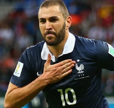 Benzema quay lại thi đấu chính thức cho Pháp