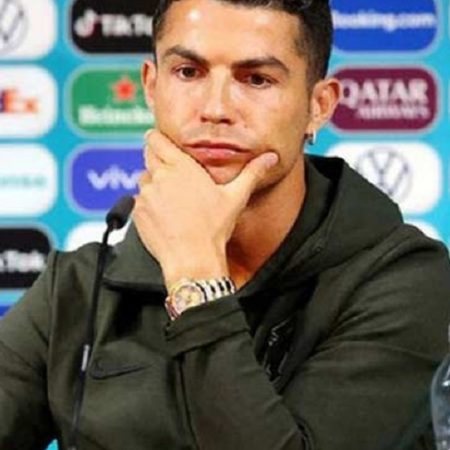 Ronaldo và nhiều cầu thủ có khả năng bị án phạt từ UEFA với hành động tại họp báo Euro